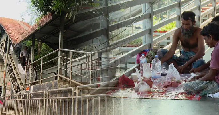 ফুটওভার ব্রিজে অবৈধভাবে দখল করা হয়েছে